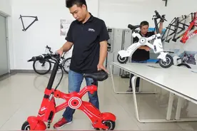 全球首款碳纤维智能机器人电动车亮相连云港图片