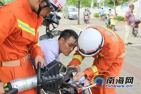 为捞皮带扣 海口一男子手被马桶内衬铁片卡住图片