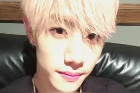 [GOT7][新闻]160702 Mark自拍粉发褪色 盛世美颜令人心脏暴击图片