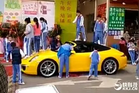 熊孩子踩踏保时捷，看着都心疼图片