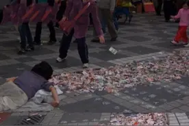 搞笑图摘：你见过这样牛的乞丐吗图片