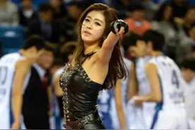 裹胸皮衣紧身皮裤，韩国体育宝贝的存在简直会让球员分心场外！图片