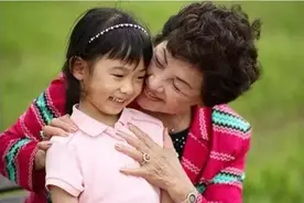 外婆带大的孩子，你去哪过年？图片