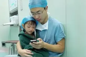 2岁女孩手术前害怕地一直哭，医生接下来的超温暖举动让家人哭了图片