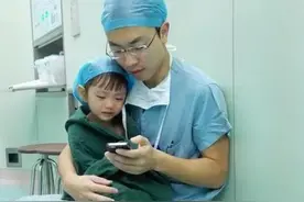 2岁女孩手术前害怕地一直哭，医生接下来的超温暖举动让家人哭了图片