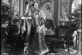 清朝老妖“臭美照”，秀美甲、跷二郎腿、居然扮成观音来雷人图片