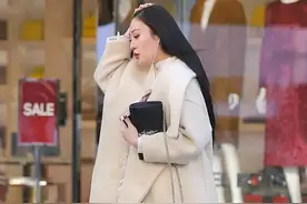 街拍：三里屯美女火腿冷冻，鲜奶低温，三九天露脐露大腿，震撼图片