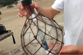 年轻人在海边发现一个奇怪的瓶子，里面的东西让所有人目瞪口呆！图片