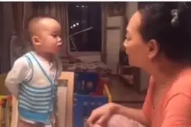 哈哈^这个小孩好有思想哦！图片