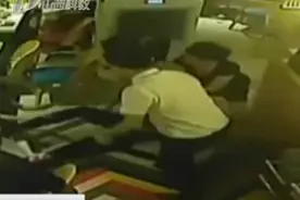 浙江：火锅店服务员把热汤浇在顾客头上 获刑一年十个月