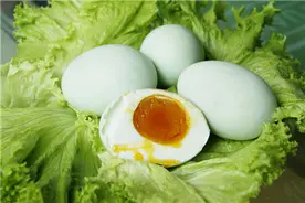 很多人都喜欢吃咸鸭蛋，但是大部分却不知道好咸鸭蛋原来是这样的图片