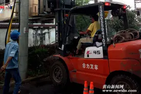 休宁：紧急抢修变压器图片