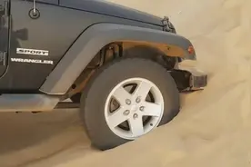 牧马人沙漠陷车无法动弹，丰田皮卡来救援视频封面