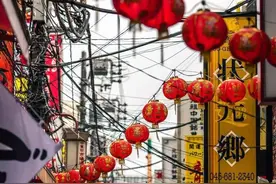 十指紧扣，却扣不住天长地久。图片