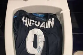 球迷绞死伊瓜因人偶+怒撕球衣冲马桶 连市长都急了图片