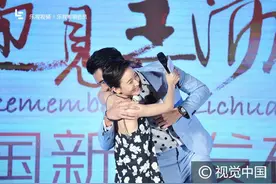 发布会直接亲上啦！高以翔焦俊艳借位吻调情 最萌身高差养眼图片