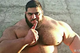 A4腰弱爆了！现实版绿巨人练就A4臂图片