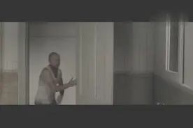 洗完脸后照镜子，突然看不到自己的脸了是什么情况，太诡异了吧