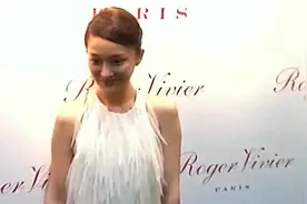 周迅回家过年不见高圣远，却带了窦靖童，原来她们是这种关系？视频封面