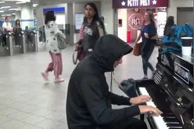 大叔街头弹钢琴，手速快到惊人！视频封面