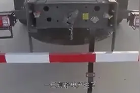 高速公路上，大货车为什么后面都吊着一根链子，你知道吗？视频封面