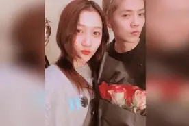 鹿晗开车带关晓彤买咖啡 等女友时猛吸烟动作娴熟视频封面