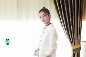 林允写真照曝光 倚靠沙发秀白细长腿视频封面