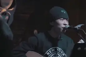 赵雷现身西安小酒馆低调献唱无人问津，人们发现后现场热情似火！视频封面