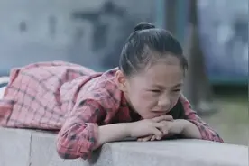 焦恩俊狠心的将女儿屁股打开花，心疼！原来竟是因为她太小了