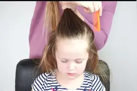 巧妈这样帮女儿编织独特的发型，简单易学，显得美丽又高贵视频封面