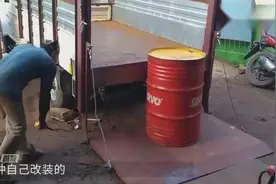 印度司机将货车尾门改造成升降尾板，卸货简单实用连叉车都省了！视频封面
