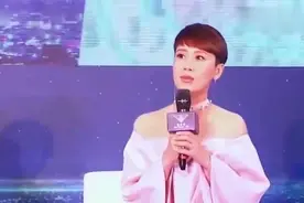 40岁海清11岁儿子罕见照曝光，母子一起打乒乓球姿势潇洒！视频封面