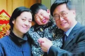 倪萍儿子近照曝光：身患怪病出国就医，一夜白头，如今长成这样视频封面