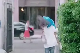 美女刚出门，就被帅哥扛走，什么情况视频封面