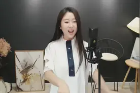 菲儿演唱歌曲《爱着你宠着你》，一首欢快好听的歌曲，特别地喜欢视频封面