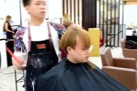 男生额头高，没头发，发型师用这个办法解决