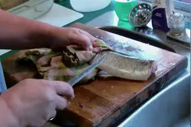 这是什么鱼？！被砍掉脊椎和头的鱼竟然还可以长久活奔乱跳的抵抗