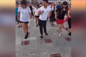 两女一男大跳《爱情美美哒》男人跳起广场舞就是不一般，相当妖娆