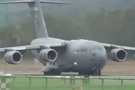 美军C-17玩反推，结果引擎爆炸！图片