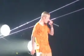 贾斯汀比伯一头金发演唱新单，最后一刻和伴舞拥抱好温馨！图片