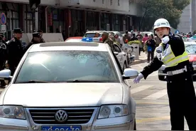 中国官方允许公民拍摄警察执法 境外媒体：“阳光执法”获赞图片