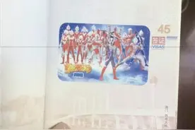 5岁男宝“帮”妈妈洗护照 4岁女宝拿妈妈护照当画板图片