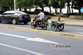 摩托车拖斗车上路 违章!图片