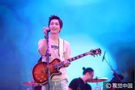 陈楚生亮相贵阳“畅想七月”音乐节 边弹边唱嗨翻全场图片