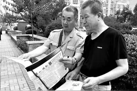 用木棍撬 用手一块一块抠 日日夜夜从 废墟里刨“命”图片