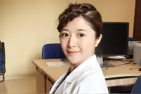 这个女医生的颜值逆天了！图片