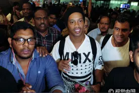 小罗现身印度受粉丝追捧 备战出席五人制超级足球联赛图片