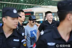 哥的迷妹多！张杰获近百迷妹接机 众保安围人墙护驾排场大图片