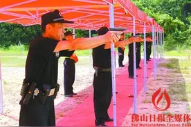 扣动扳机瞄向靶心图片