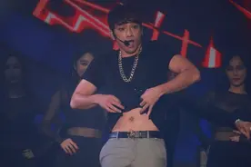 今天不撕！Rain与透视女激舞撩衣晒肚皮 Twins踩厚底鞋显笨拙忙热聊图片